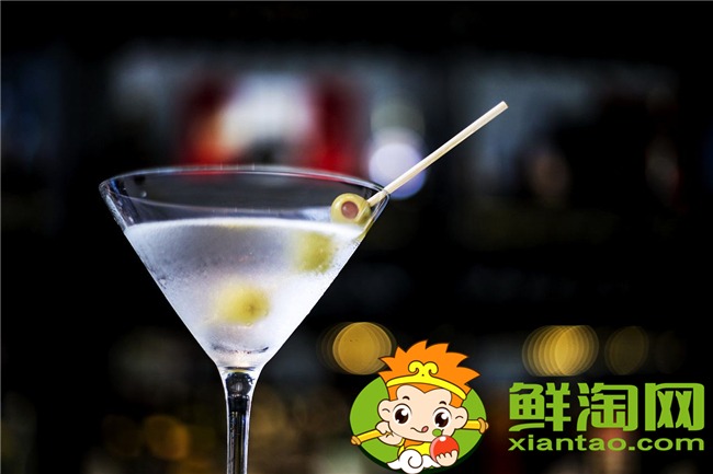 1,螺丝刀鸡尾酒螺丝刀鸡尾酒是一种橙汁味的鸡尾酒,螺旋搅拌后饮用