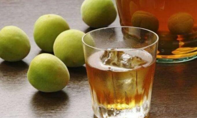 李子酒的功效及酿制方法，李子酒能促进消化延缓衰老
