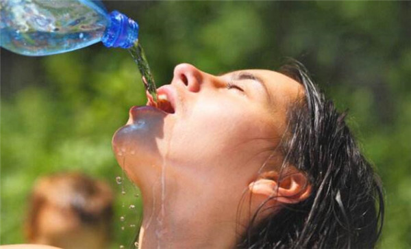一天喝多少水最好，如何喝水最健康