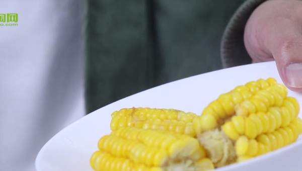 煮好后的玉米在锅中焖3-5分钟味道更好。