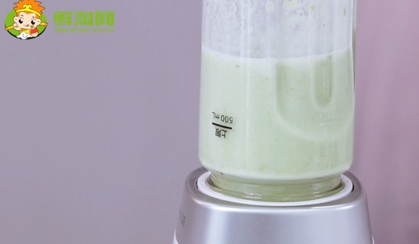 制作牛油果奶昔：3、倒入搅拌机中均匀搅拌即可。