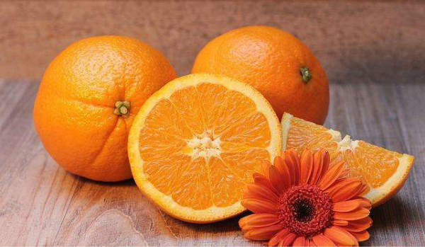 橙子的功效与作用禁忌，秋冬季节吃橙子滋润皮肤预防感冒