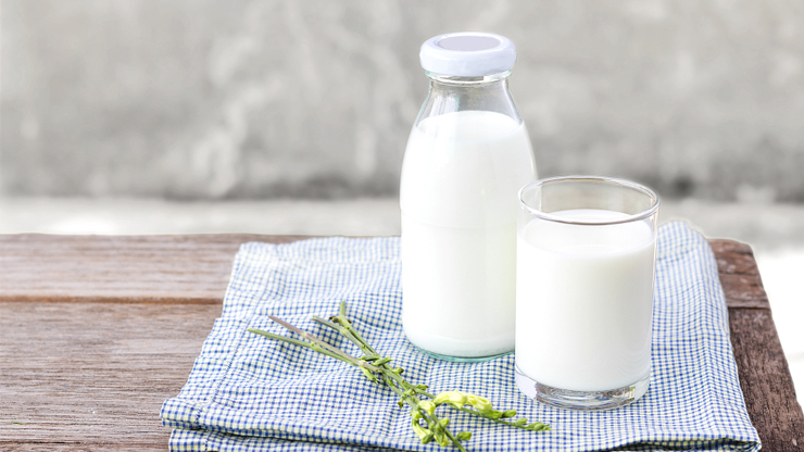 喝牛奶的最佳时间是早上还是晚上，喝牛奶的好处和坏处分别是什么