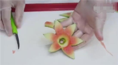 花式水果拼盘做法步骤 制作花式水果拼盘（图文