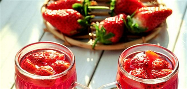 草莓酒家庭自酿方法 草莓酒的功效与作用