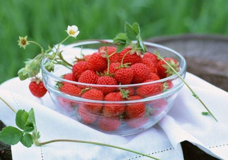 草莓图片，草莓开花图片，野草莓图片