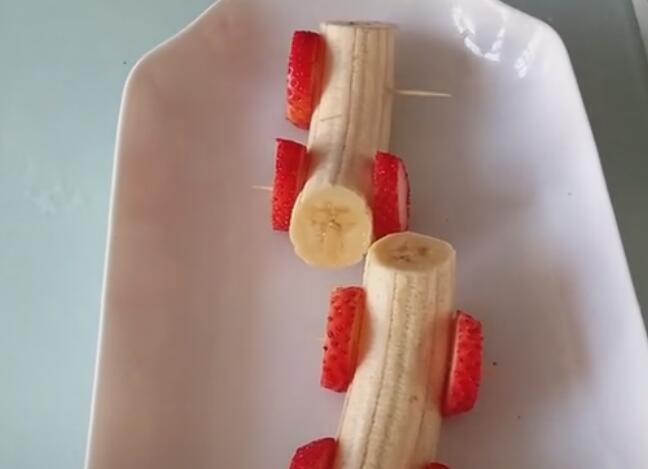 简单漂亮的水果拼盘，仅需两根香蕉两个草莓