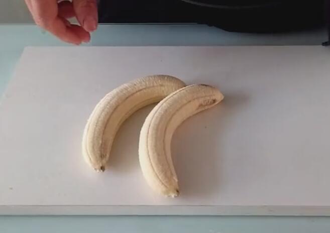 简单漂亮的水果拼盘，仅需两根香蕉两个草莓