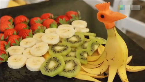 火鸡创意水果拼盘步骤 三步制成动物水果拼盘