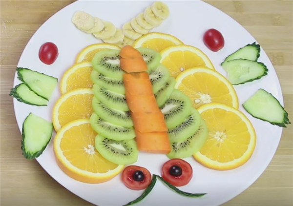 蝴蝶水果拼盘制作视频 创意水果拼盘制成的动物