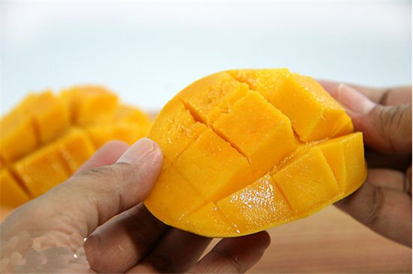 芒果怎么吃方便图解 又方便又好看的吃芒果方式