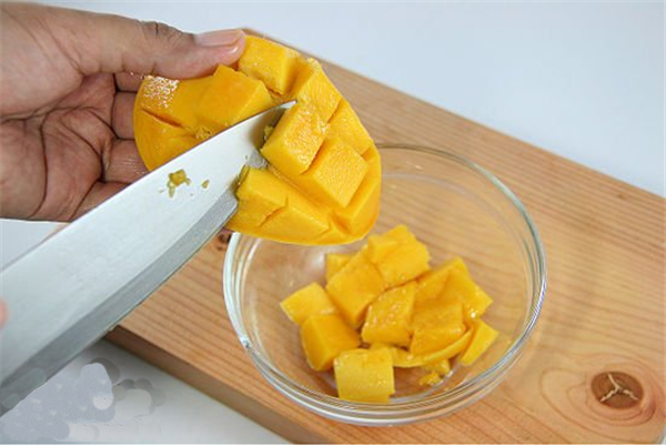 芒果怎么吃方便图解 又方便又好看的吃芒果方式