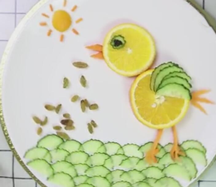 儿童创意水果拼盘图片及做法 可爱的小鸡啄米