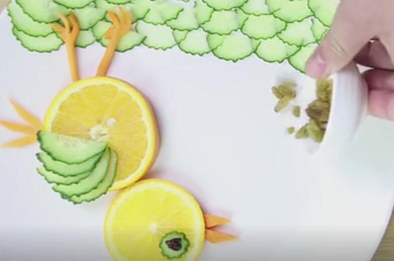 儿童创意水果拼盘图片及做法 可爱的小鸡啄米