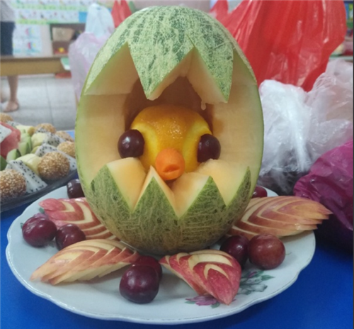 幼儿园创意水果拼盘，用水果制作成一个鸟窝