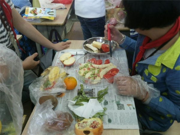 学校举办创意水果拼盘大赛，公布结果的最后一位小朋友气哭了