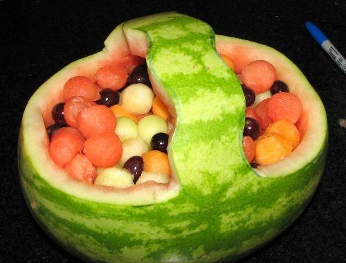一个西瓜制作创意水果拼盘，夏季的西瓜吃出高大上来(图解)