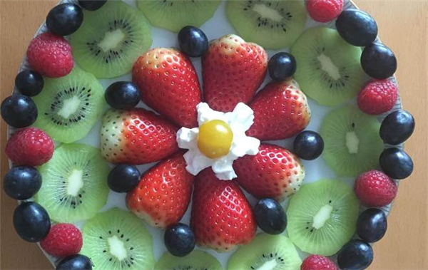最简单漂亮的花水果拼盘图片，炎热夏日看看水果花更清爽