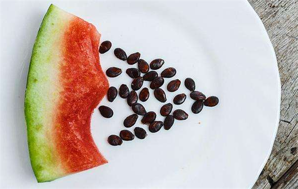 西瓜籽能吃吗，西瓜子吃到肚子会发芽是真的吗
