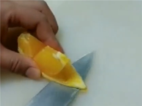 创意水果拼盘装饰(图解)，用橙子制成蝴蝶美化拼盘