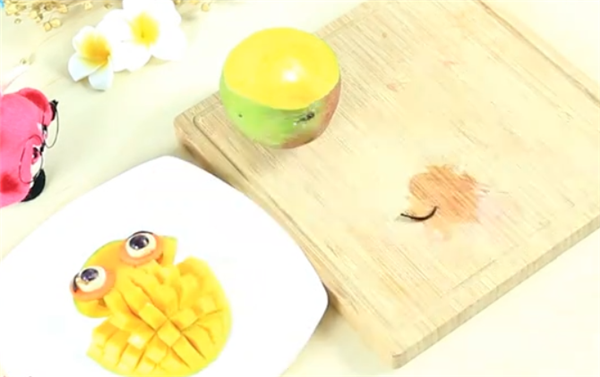 可爱猫头鹰水果拼盘图片及做法 一个芒果就可以完成的水果拼盘制作