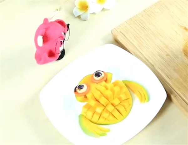 可爱猫头鹰水果拼盘图片及做法 一个芒果就可以完成的水果拼盘制作