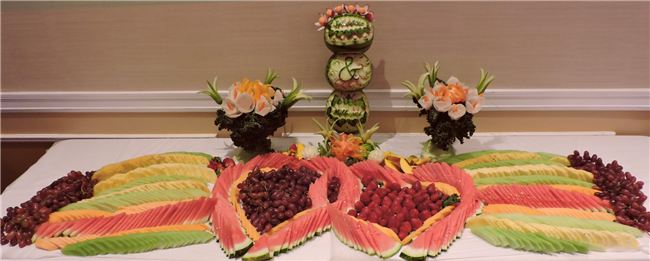 看国外派对婚礼上的创意水果拼盘 超丰富又气派的水果拼盘