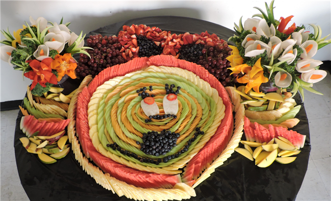 看国外派对婚礼上的创意水果拼盘 超丰富又气派的水果拼盘