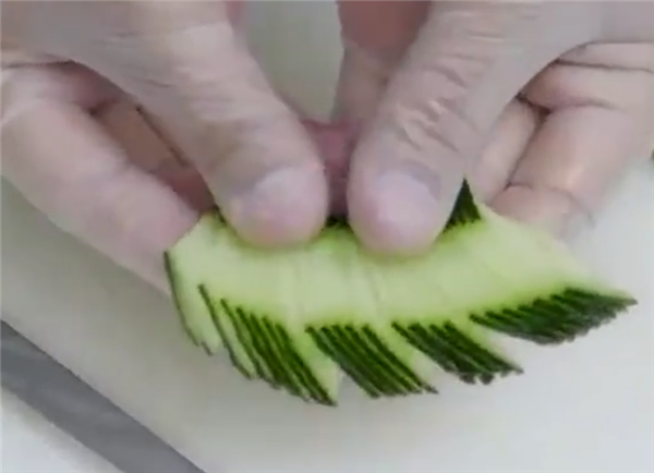 一根黄瓜完成水果拼盘制作，非常适合菜肴的黄瓜拼盘(图解)