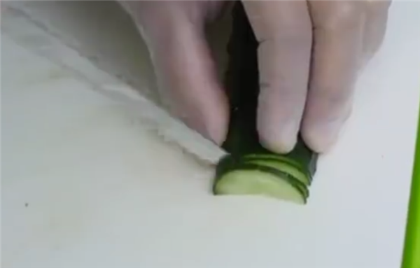 一根黄瓜完成水果拼盘制作，非常适合菜肴的黄瓜拼盘(图解)