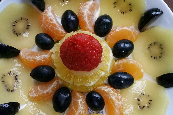 简单的太阳花水果拼盘图片 8样水果太阳花哪个更打动你