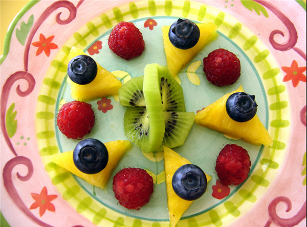 超简单的创意水果拼盘图片 可以用来做蛋糕装饰的水果拼盘