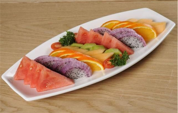 吃饭时搭配的水果拼盘，夏季凉菜也可以用水果拼盘搭配