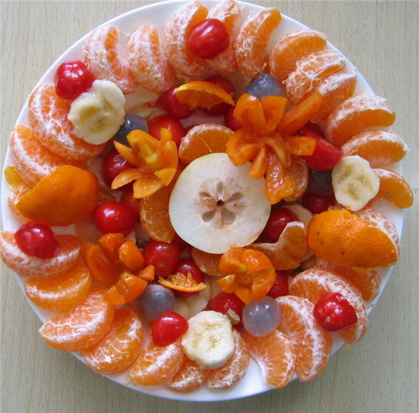 吃饭时搭配的水果拼盘，夏季凉菜也可以用水果拼盘搭配