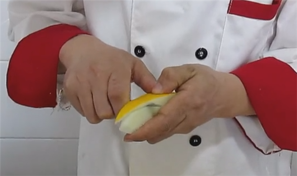 家庭使用的水果拼盘制作视频 简单漂亮的水果拼盘切花