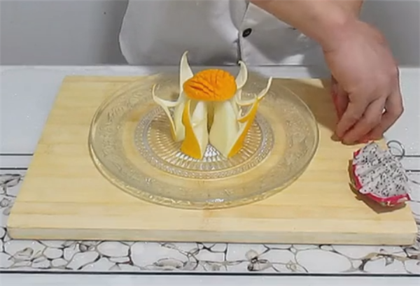 家庭使用的水果拼盘制作视频 简单漂亮的水果拼盘切花