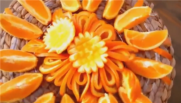 只用橙子制成创意水果拼盘 橙子也可以做出高大