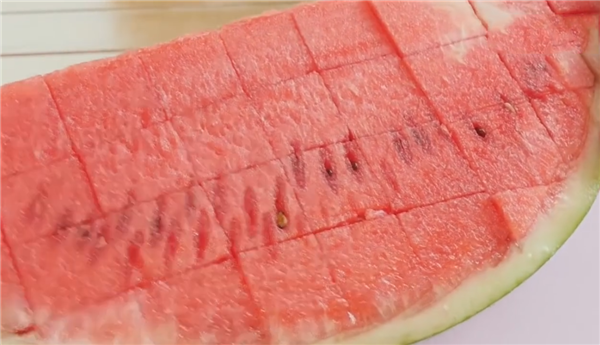 不用盘不粘手的吃西瓜方法，快速简单的切西瓜方法
