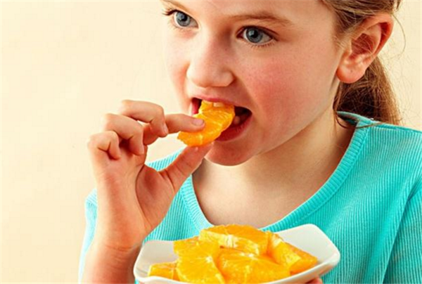 晚上吃橘子有什么好处，橘子有助于减肥和补充维生素C