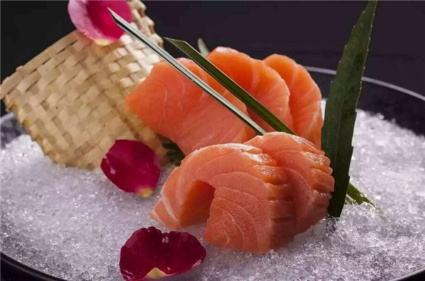 三文鱼生吃还是熟吃好，三文鱼熟吃也可以安全又营养