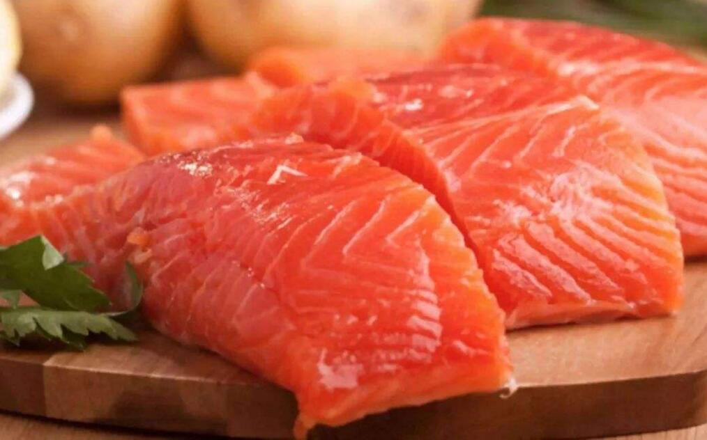 三文鱼生吃还是熟吃好，三文鱼熟吃也可以安全又营养