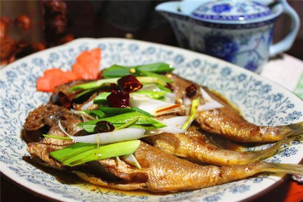 蒜烧小黄鱼是哪个地方的菜，著名的鲁菜对胃有好处