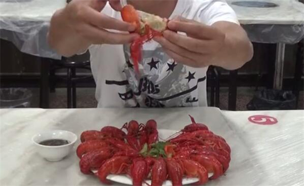 小龙虾的吃法剥法图解，吃小龙虾整壳褪去的吃法