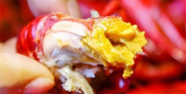 小龙虾的吃法剥法图解，吃小龙虾整壳褪去的吃法