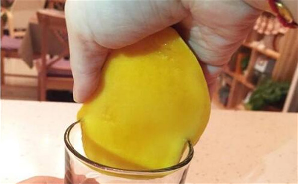 小芒果怎么剥皮吃方法，芒果最简单的剥皮方法