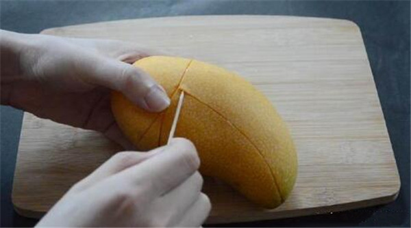 小芒果怎么剥皮吃方法，芒果最简单的剥皮方法