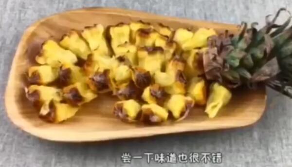 菠萝水果的正确吃法，与菠萝同一物种不同品种的凤梨“撕”着吃