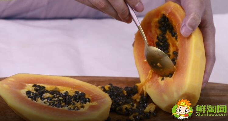 榨成木瓜汁：木瓜去皮对剖开，将木瓜里面的籽、馕都去掉。