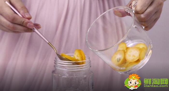 完之后将金桔和梨一起倒入搅拌机，同时加入适量一杯左右的水开始榨汁。