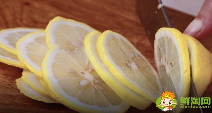 将柠檬清洗干净，用刀切成片状。
